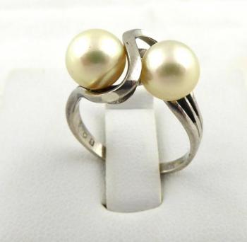 K. Mikimoto, Japonsko- Prsten s 2 moskmi perlami